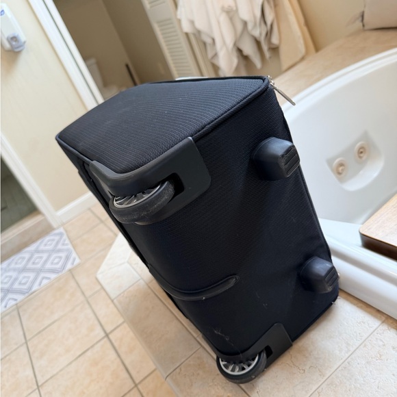 Swiss gear carryon roller bag like new - Picture 8 of 8